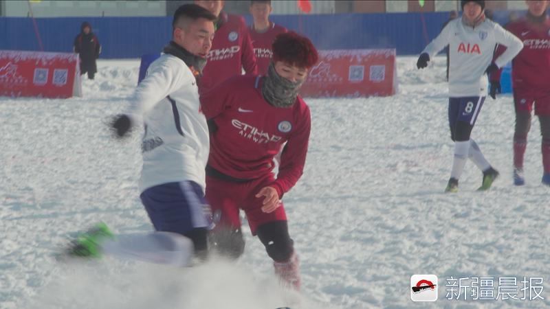 在雪中踢球能更好地锻炼孩子们的意志品质和团队协作意识